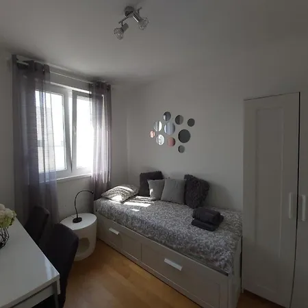 Apartman Ana Iadera With Balcony And Parking Zadar Exterior photo